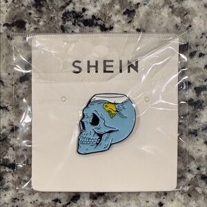 SHEIN Blue Skull Brooch with Yellow Fish Detail